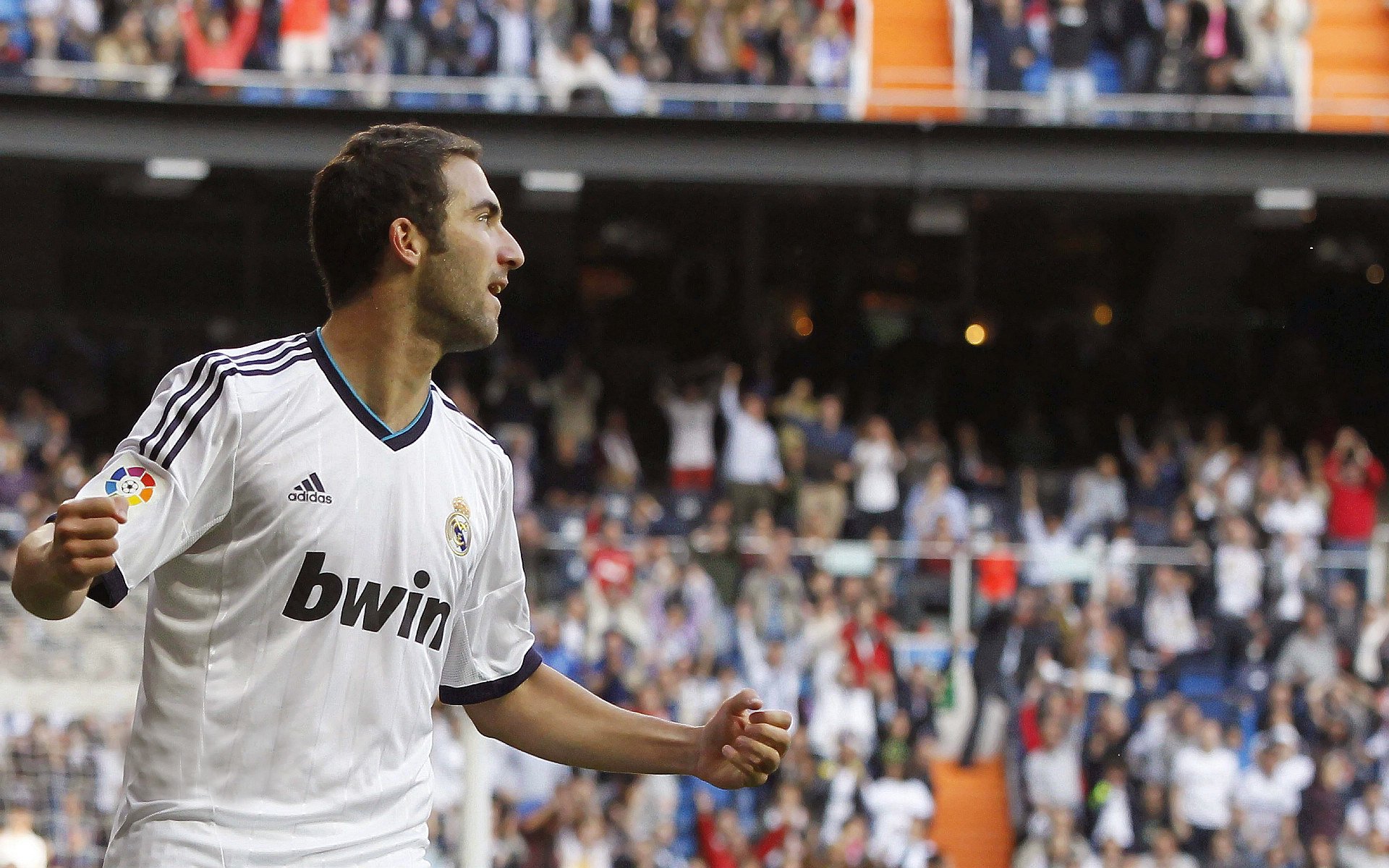 “拜仁启用青训力量,德甲豪门重塑锋线”